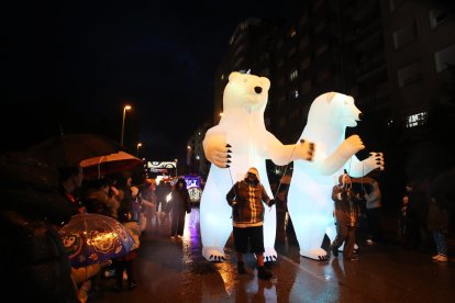 La Cabalgata de Reyes de Ponferrada desafía a la lluvia