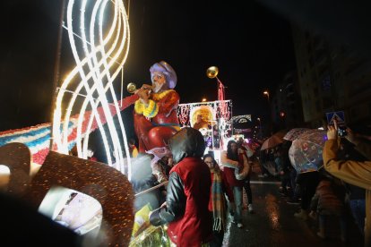 La Cabalgata de Reyes de Ponferrada desafía a la lluvia