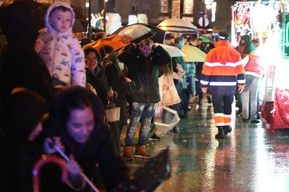 La Cabalgata de Reyes de Ponferrada desafía a la lluvia