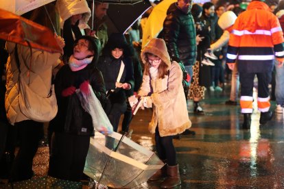 La Cabalgata de Reyes de Ponferrada desafía a la lluvia