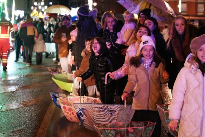 La Cabalgata de Reyes de Ponferrada desafía a la lluvia