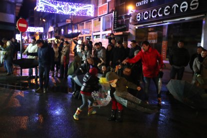 La Cabalgata de Reyes de Ponferrada desafía a la lluvia