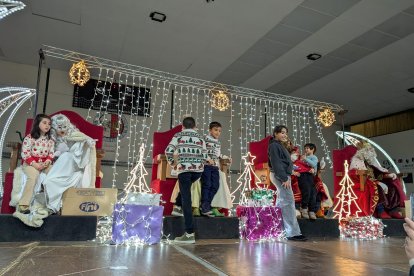 Los Reyes Magos reciben a los niños en el pabellón Patarita de Bembibre.