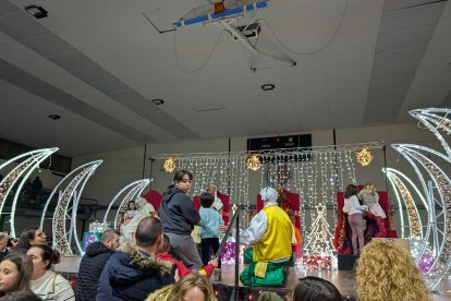 Los Reyes Magos reciben a los niños en el pabellón Patarita de Bembibre.