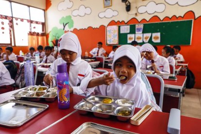 Los escolares consumen este lunes comidas gratuitas en una escuela primaria en Depok, en la provincia de Java Occidental, en el primer día del inicio oficial del programa de comidas gratis para escolares y mujeres embarazadas en Indonesia. EFE/EPA/MAST IRHAM