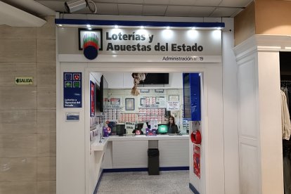 Administración de lotería en El Corte Inglés de León que ha vendido íntegramente el primer premio del Sorteo del Niño de 2025
