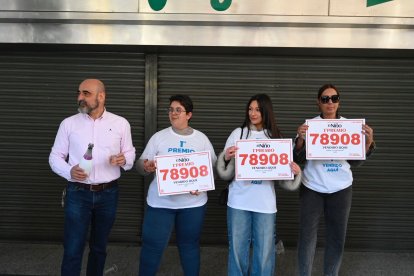 El Corte Inglés de León reparte el Primer premio de la lotería del Niño.