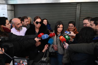 El Corte Inglés de León reparte el Primer premio de la lotería del Niño.