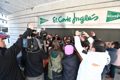 El Corte Inglés de León reparte el Primer premio de la lotería del Niño.