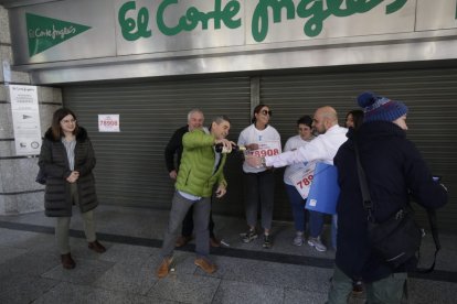 Los agraciados celebran el primer premio en el Sorteo del Niño 2025.