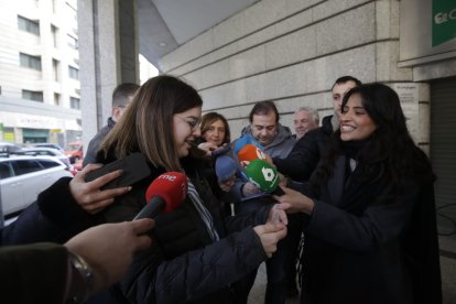 Los agraciados celebran el primer premio en el Sorteo del Niño 2025.