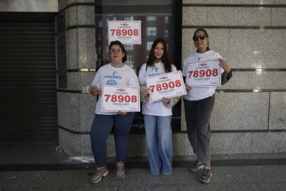 Los agraciados celebran el primer premio en el Sorteo del Niño 2025.