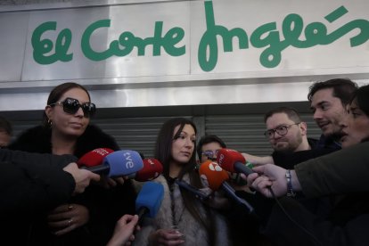 Los agraciados celebran el primer premio en el Sorteo del Niño 2025.