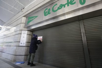 Los agraciados celebran el primer premio en el Sorteo del Niño 2025.