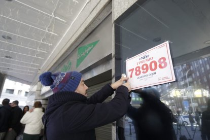 Los agraciados celebran el primer premio en el Sorteo del Niño 2025.