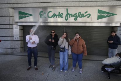 Los agraciados celebran el primer premio en el Sorteo del Niño 2025.