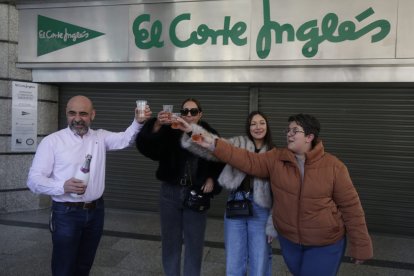Los agraciados celebran el primer premio en el Sorteo del Niño 2025.