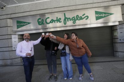Los agraciados celebran el primer premio en el Sorteo del Niño 2025.
