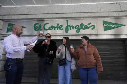 Los agraciados celebran el primer premio en el Sorteo del Niño 2025.