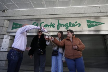 Los agraciados celebran el primer premio en el Sorteo del Niño 2025.