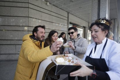 Los agraciados celebran el primer premio en el Sorteo del Niño 2025.