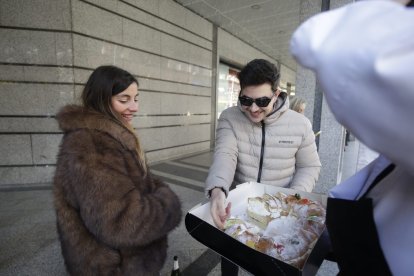 Los agraciados celebran el primer premio en el Sorteo del Niño 2025.
