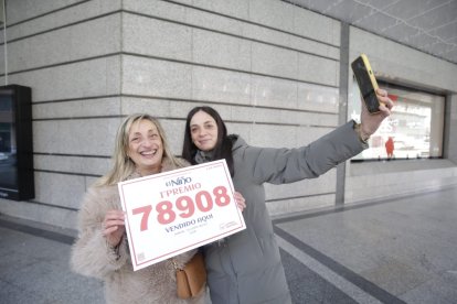 Los agraciados celebran el primer premio en el Sorteo del Niño 2025.