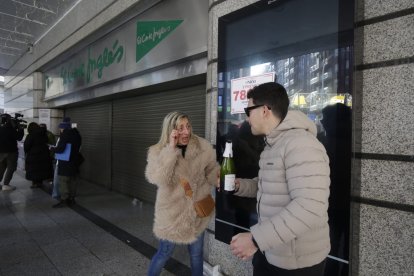 Los agraciados celebran el primer premio en el Sorteo del Niño 2025.