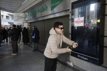 Los agraciados celebran el primer premio en el Sorteo del Niño 2025.