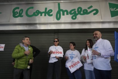Los agraciados celebran el primer premio en el Sorteo del Niño 2025.