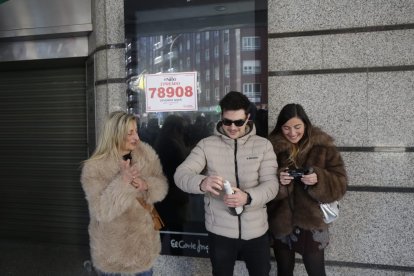 Los agraciados celebran el primer premio en el Sorteo del Niño 2025.