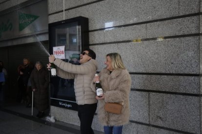 Los agraciados celebran el primer premio en el Sorteo del Niño 2025.