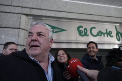 Los agraciados celebran el primer premio en el Sorteo del Niño 2025.