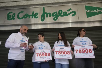 Los agraciados celebran el primer premio en el Sorteo del Niño 2025.