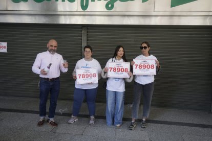 Los agraciados celebran el primer premio en el Sorteo del Niño 2025.