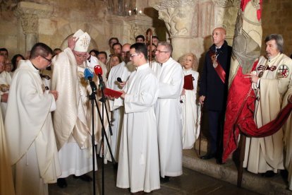 Responso y homenaje a los reyes de León ante el Panteón de la Colegiata de San Isidoro.