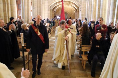 Responso y homenaje a los reyes de León ante el Panteón de la Colegiata de San Isidoro.