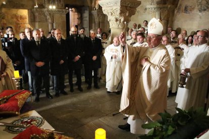 Responso y homenaje a los reyes de León ante el Panteón de la Colegiata de San Isidoro.