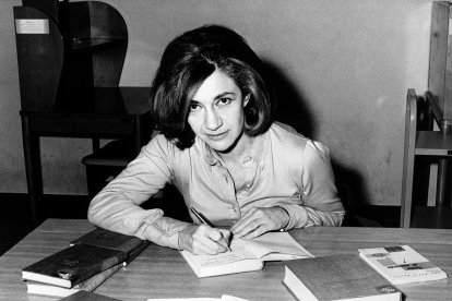 Imagen de archivo de Ana María Matute en Sitges (Barcelona), en los años 70, durante la firma de ejemplares de sus obras. EFE/yv