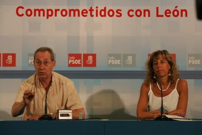 Losa e Inmaculada Larrauri, en una rueda de prensa como procuradores por León.