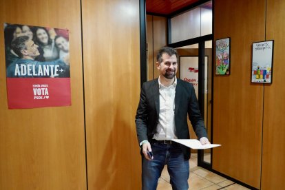 El secretario general del PSOE de Castilla y León, Luis Tudanca, informa de asuntos de actualidad.