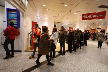 Colas en la Administración de El Corte Inglés de León que vendió el primer premio del Sorteo del Niño 2025.