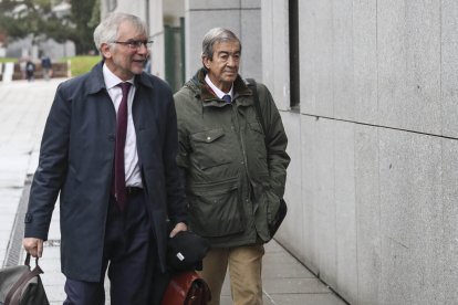 El exvicepresidente del Gobierno y expresidente del Principado, Francisco Álvarez-Cascos (d), a su llegada este martes a la sección tercera de la Audiencia Provincial de Oviedo para ser juzgado del delito continuado de apropiación indebida del que se le acusa por cargar gastos personales a Foro Asturias, el partido regionalista creado en torno a su figura en 2011 tras su salida del PP. EFE/ J.L.Cereijido