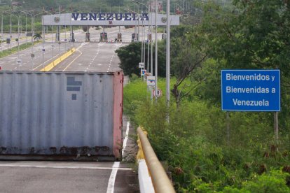 Fotografía de contenedores este viernes, en el puente Internacional Atanasio Girardot, que une a Cúcuta con el estado de Táchira Venezuela, en Cúcuta (Colombia). EFE/ Mario Caicedo