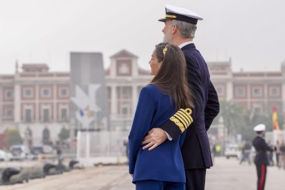 Los reyes Felipe y Letizia despiden en Cádiz a la princesa de Asturias, Leonor, que parte este sábado en el buque escuela de la Armada española Juan Sebastián de Elcano para iniciar la travesía del 97 crucero de instrucción. EFE/ Román Ríos