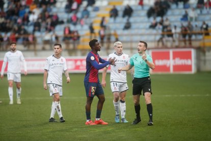 El partido con el que arrancó el año en el Reino de León finalizó en tablas (1-1) y con ambiente en la grada.
