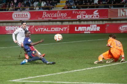 El partido con el que arrancó el año en el Reino de León finalizó en tablas (1-1) y con ambiente en la grada.