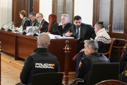 Primera sesión del juicio contra el hombre y la mujer acusados de asesinar a una prostituta en una vivienda de Cembranos en el año 2021