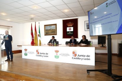 El consejero de Economía y Hacienda y portavoz, Carlos Fernández Carriedo; el consejero de Medio Ambiente, Vivienda y Ordenación del Territorio, Juan Carlos Suárez-Quiñones; el alcalde de la localidad, Roberto Martín ; y la presidenta de la Diputación, Ángeles Armisén, participan en la firma del Plan Regional del polígono empresarial 'La Gijona' de Villamuriel de Cerrato