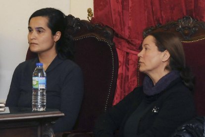 Imagen de archivo de las acusadas, Monserrat González (d), autora confesa por el crimen de la presidenta de la Diputación de León, Isabel Carrasco, el 12 de mayo de 2014, y su hija Triana Martínez, durante la última sesión de la vista del jucio celebrada en la Audiencia Provincial de León, para la lectura de las conclusiones definitivas de las partes y las últimas palabras de las acusadas. EFE/J.Casares ***POOL***[POOL]